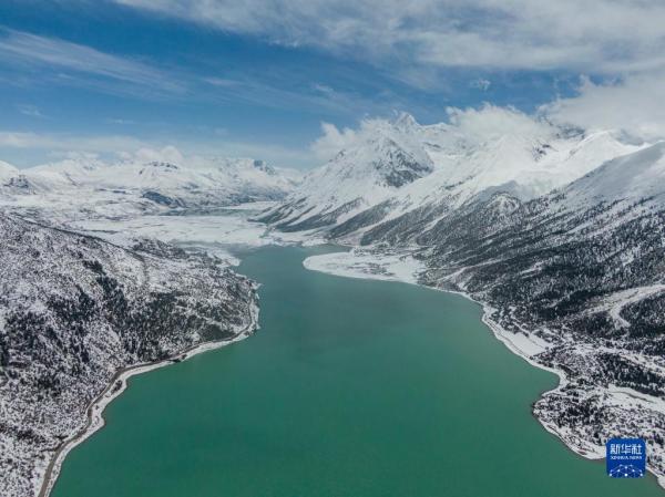 <p>　　这是无人机拍摄的然乌湖(4月18日摄)。</p><p>　　然乌湖位于西藏昌都市八宿县境内，是帕隆藏布江的主要源头。然乌湖是由于山体滑坡或泥石流堵塞河道而形成的堰塞湖，因为紧靠川藏公路而为许多旅行者所熟知。雪后，然乌湖水与雪山相互映衬，景色如画。</p><p>　　新华社记者 孙非 摄</p>